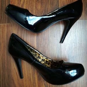 Black Shiny Stiletto Heals. Pinup Pumps. Retro. Vintage. Club Wear.